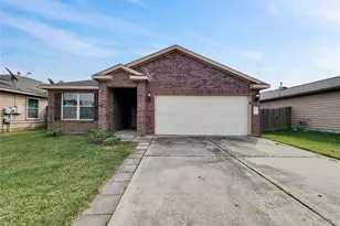 930 Paradise Rd, Baytown, TX 77521 - Photo 2