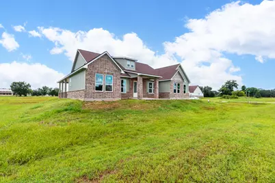201 Shetland Court, Angleton, TX 77515 - Photo 2