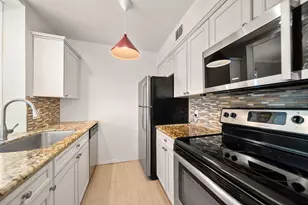 421 Emerson St, Houston, TX 77006 - Photo 2