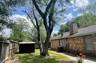 7622 Bubbling Spring Ln, Houston, TX 77086 - Photo 18