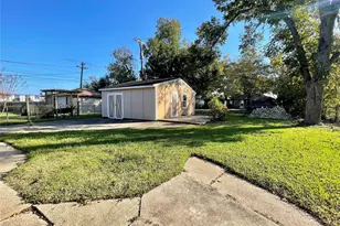 1112 Southampton Rd, Angleton, TX 77515 - Photo 34