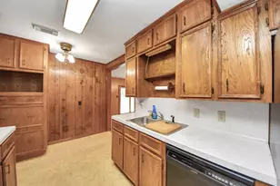 900 S Circle Dr, Baytown, TX 77520 - Photo 12