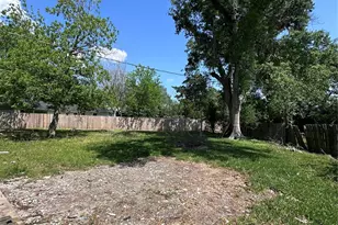 108 Yaupon Dr, Baytown, TX 77520 - Photo 10