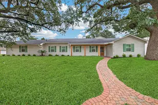 11322 Oak Spring Dr E, Houston, TX 77043 - Photo 1
