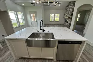 223 Laurel St, Lake Jackson, TX 77566 - Photo 6