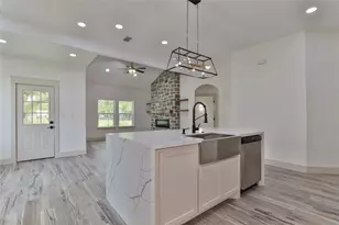 223 Laurel St, Lake Jackson, TX 77566 - Photo 4