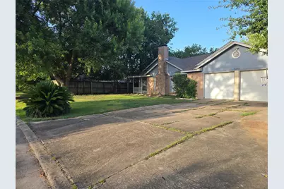 5205 Winding Brook Drive, Dickinson, TX 77539 - Photo 2