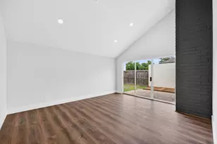 2218 Ashford Hollow Ln, Houston, TX 77077 - Photo 2