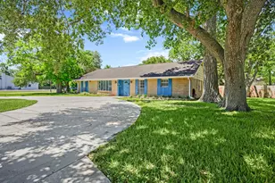 1218 S Johnson St, Alvin, TX 77511 - Photo 2