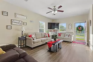 9810 Oak Leaf Dr, Baytown, TX 77521 - Photo 10