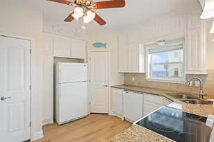 700 Palmetto Dr, Crystal Beach, TX 77650 - Photo 14