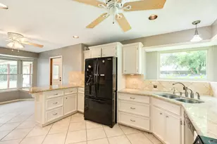 304 Arrow Wood St, Lake Jackson, TX 77566 - Photo 10