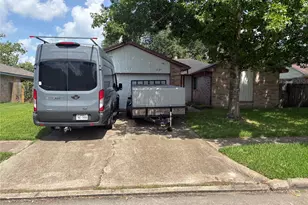1127 W Brompton Dr, Pearland, TX 77584 - Photo 2