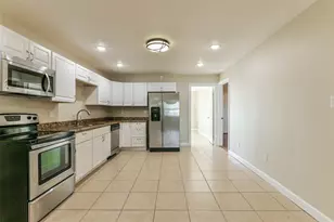 11 Lyncrest Dr, Galveston, TX 77550 - Photo 8