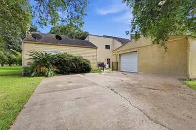 1621 & 1623 W Adoue Street, Alvin, TX 77511 - Photo 2