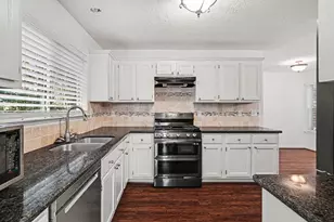 23 S Tallowberry Dr, The Woodlands, TX 77381 - Photo 10