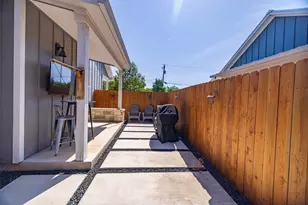 502 S Eagle St, Fredericksburg, TX 78624 - Photo 18