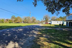 105 W Linney St, Dayton, TX 77535 - Photo 4