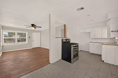 512 W Oak Street, Highlands, TX 77562 - Photo 10