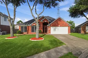 510 Cedar Point Dr, League City, TX 77573 - Photo 1