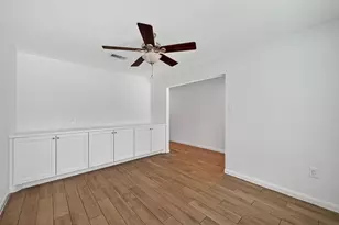 5727 Cartagena St, Houston, TX 77035 - Photo 6