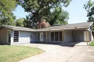 206 Carnation St, Lake Jackson, TX 77566 - Photo 1