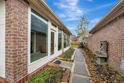 3710 Plum Glen Court, Houston, TX 77059 - Photo 8