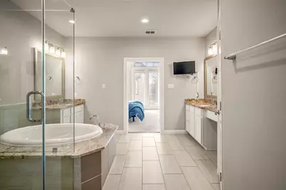 8422 Oak Leaf Point Drive, Houston, TX 77055 - Photo 20