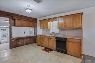 226 Thornton St, Gonzales, TX 78629 - Photo 4
