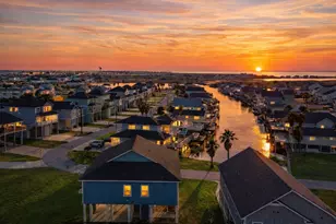 3931 Laguna Dr, Galveston, TX 77554 - Photo 2