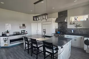 206 Elm St, Highlands, TX 77562 - Photo 6