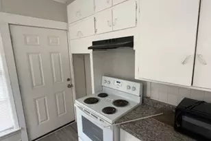 310 N Rock Island St, Angleton, TX 77515 - Photo 2