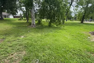 310 N Rock Island St, Angleton, TX 77515 - Photo 6