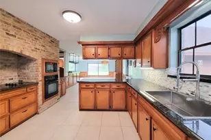 3 Thunderbird Cir, Baytown, TX 77521 - Photo 2