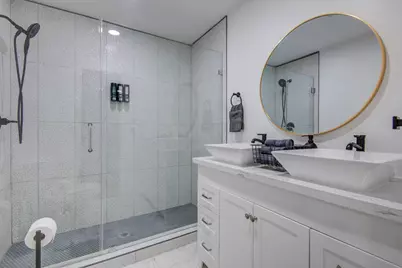 9515 Meadowglen Lane, Houston, TX 77063 - Photo 14