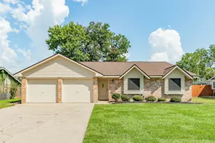 528 Daffodil St, Lake Jackson, TX 77566 - Photo 2