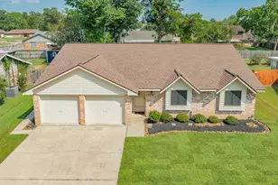 528 Daffodil St, Lake Jackson, TX 77566 - Photo 1
