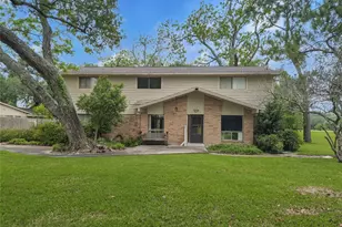 102 Post Oak, Lake Jackson, TX 77566 - Photo 2