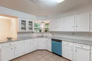 10902 St Marys Ln, Houston, TX 77079 - Photo 14
