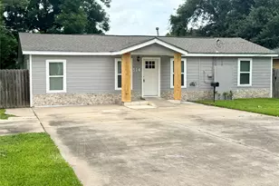 514 McKee St, Clute, TX 77531 - Photo 2