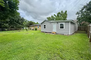 514 McKee St, Clute, TX 77531 - Photo 6
