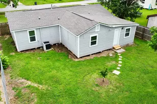 514 McKee St, Clute, TX 77531 - Photo 4