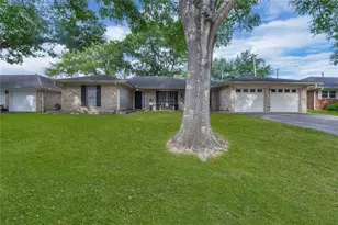 2108 Eaves Dr, Baytown, TX 77520 - Photo 2