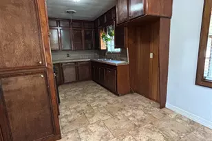 700 E Hunnicutt St, Baytown, TX 77520 - Photo 8