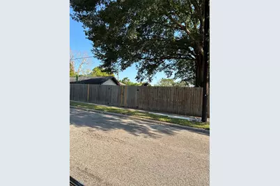 700 E Hunnicutt Street, Baytown, TX 77520 - Photo 20