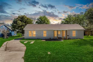1405 Austin St, La Marque, TX 77568 - Photo 1