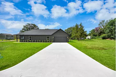 211 19th Street, Hempstead, TX 77445 - Photo 1