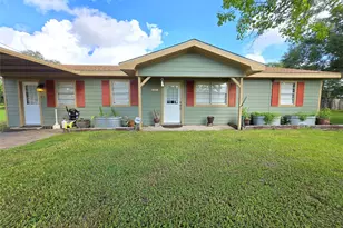 610 E Division St, Edna, TX 77957 - Photo 1
