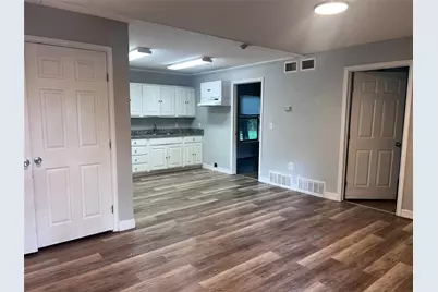 115 W Mulberry Avenue #B, Wharton, TX 77488 - Photo 4