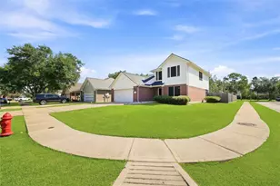 217 Fox Springs Ct, Dickinson, TX 77539 - Photo 2